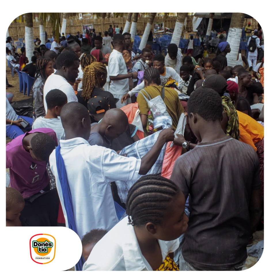 Distribution de vêtements à la plage de Lomé