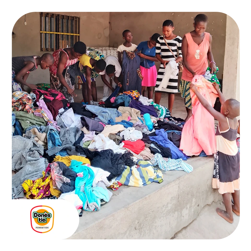 Distribution de vêtements à Vogan