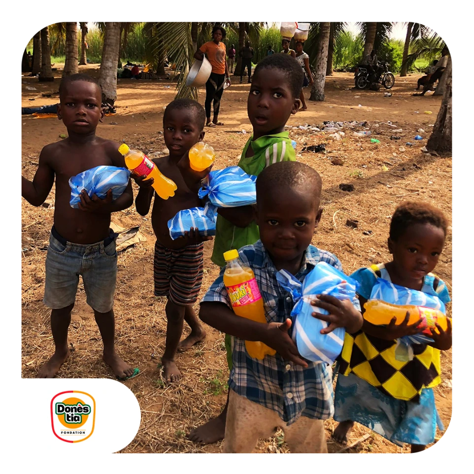 Distribution de repas aux enfants à la plage de Lomé