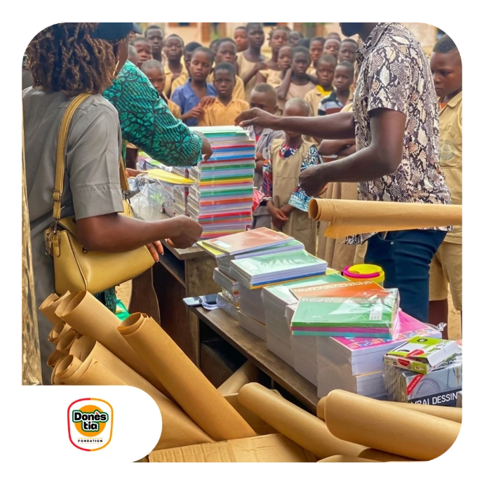 Distribution de fourniture scolaire à Amégnran