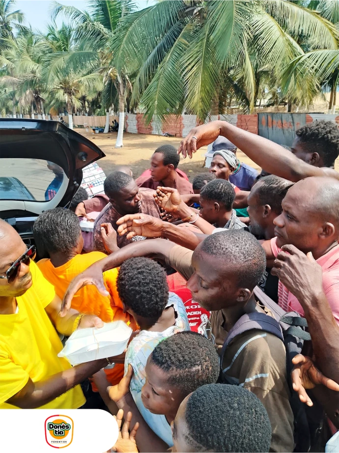 Distribution de repas à Lomé