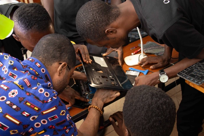 Formation des jeunes à Lomé en maintenance informatique par Donestia en collaboration avec Indexa