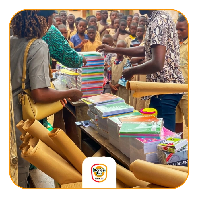 Distribution de fourniture scolaire à Amégnran
