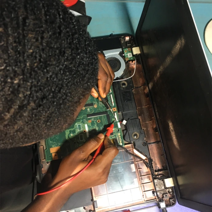 Formation des jeunes à Lomé en maintenance informatique par Donestia en collaboration avec Indexa